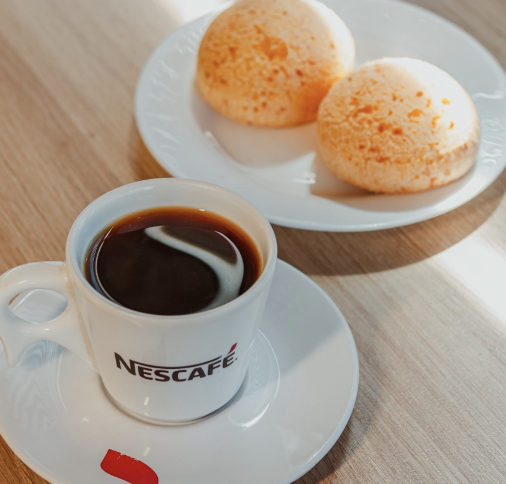 Café com pão de queijo na conveniência Postos Rota